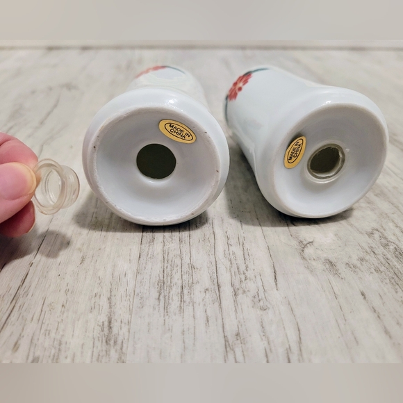Poinsettia & Ribbons Salt & Pepper Porcelain Shaker Set 3.5" Tall VTG Christmas - Picture 8 of 16
